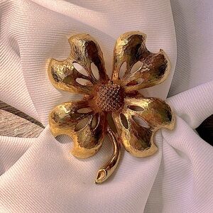 Vintage 70s/80s Gold-Tone Floral Scarf Clip